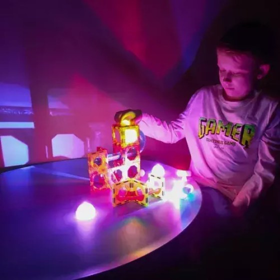 0026429-27079-magnitiko-paichnidi-kataskeuon-me-fotizomenes-mpales